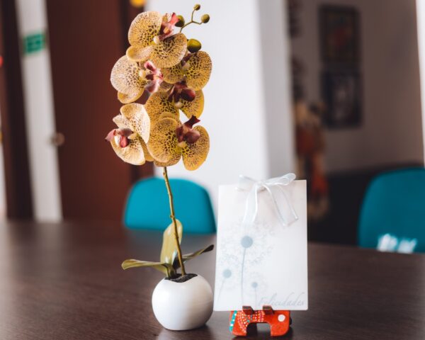 Bono felicidades con orquídea